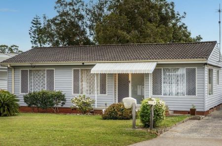 Three bedroom home moments from the beach - Photo 4