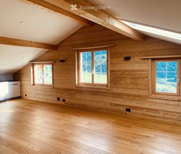Charmante 2.5-Zimmer-Dachwohnung mit Bergpanorama in Klosters - Photo 1