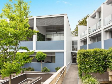 Renovated Luxury Split Level Apartment - Photo 3