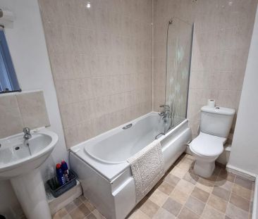 4 bedroom end of terrace house to rent - Photo 5