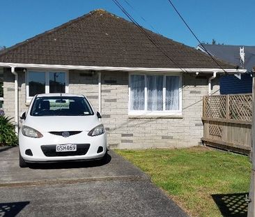 Sunny Two Bedroom Townhouse - Photo 4