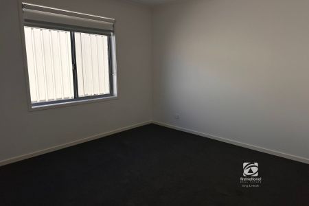 COMFORTABLE LIVING - LANDSCAPED AND SIDE ACCESS - Photo 3