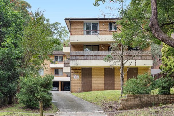 Top-Floor Two Bedroom Apartment in Perfect Location - Photo 1