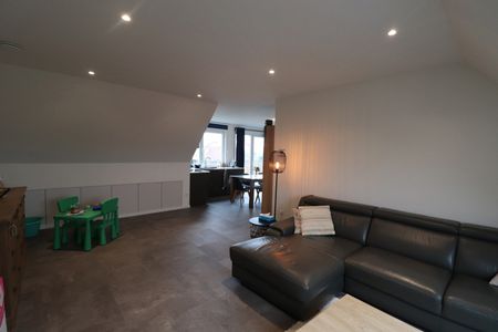 Gerenoveerd duplex-appartement met 3 slaapkamers, terras en autostaanplaats met fietsenberging. - Photo 3