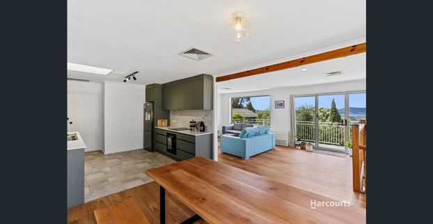 Spacious Family Retreat with water views - Photo 1