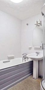 Sanctuary Close, Harefield, UB9 - Photo 4