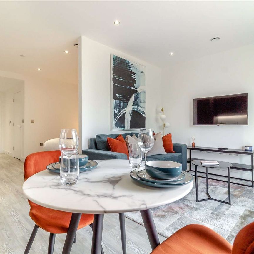 Fully-furnished, south-facing studio apartment - Photo 1