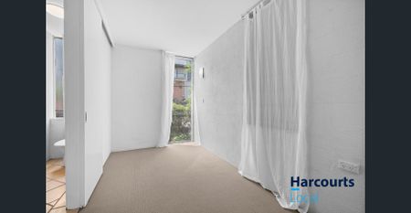 Two Bedroom Unit in Perfect Location! - Photo 3