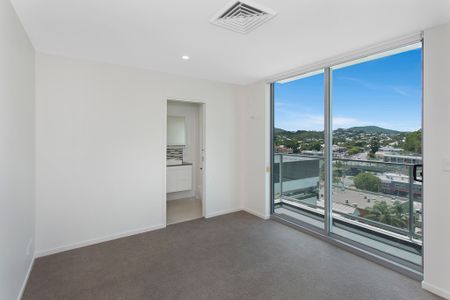 LARGE 2 Bed / 2 Bath Corner Apartment - Great Views! MILTON PRECINCT - Photo 2