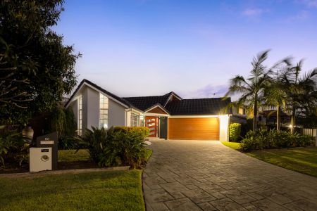 Luxury Waterfront Living in Sought-After Newport CONTACT JULIE SYKES 0438 050 110 - Photo 2