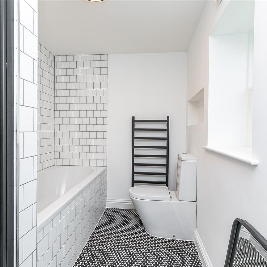 Stunning converted two bedroom, lower ground floor apartment with own street entrance. Located in central Brighton. Offered to let un-furnished. Available 27th August 2024. - Photo 1