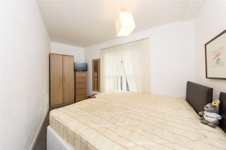 3 bedroom flat to rent - Photo 4