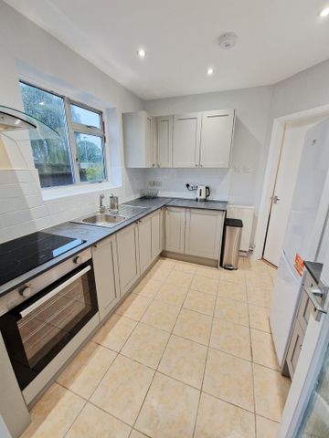 2 bedroom semi-detached bungalow to rent - Photo 3