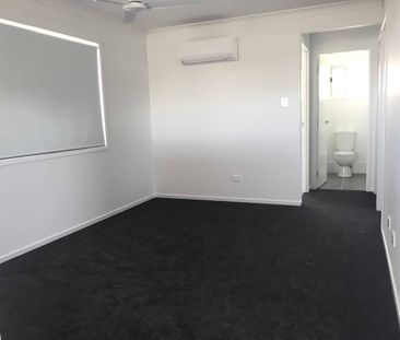 STUNNING 4 BEDROOM FAMILY HOME IN BLOOM ESTATE COOMERA - Photo 3