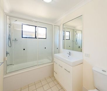 SPACIOUS FULLY AIRCONDITIONED FAMILY TOWNHOUSE IN SOUTH GLADSTONE - Photo 3