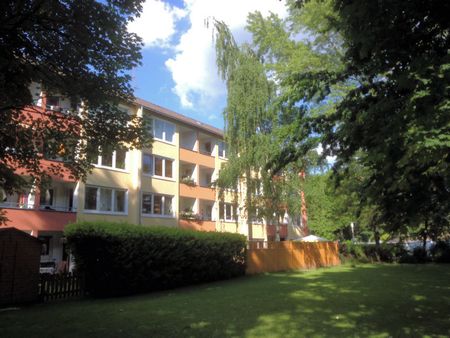 Gepflegte 2-Zimmerwohnung mit Loggia und Einbauküche - Foto 3