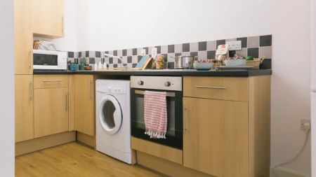 Classic 2 Bed - Shared Bathroom - Apartment - Photo 4