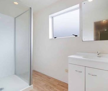 Sunny 3-Bedroom Home with Privacy and Comfort - Photo 5