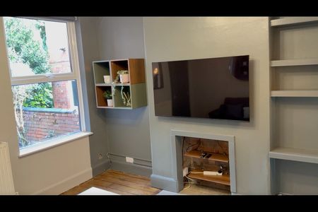 5 Bed Semi-Detached House, Rolleston Drive, NG7 - Photo 2