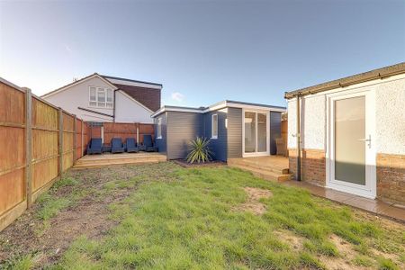 3 bedroom semi-detached bungalow to rent - Photo 4