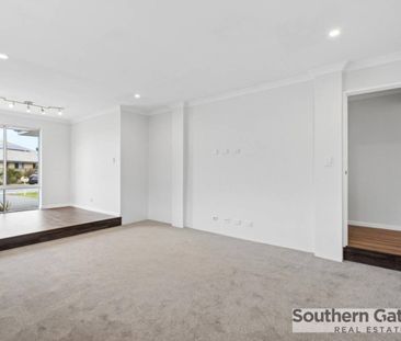 SPACIOUS FAMILY LIVING WITH SIDE ACCESS & ENTERTAINER'S APPEAL - Photo 2