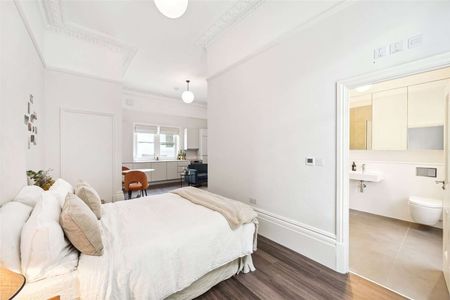 A ground floor studio flat in South Kensington. No parking permit permitted. - Photo 3