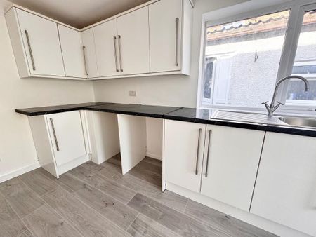 2 bedroom end of terrace house to rent - Photo 3