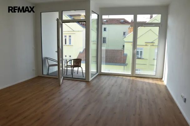 Pronájem byt 1+kk s balkónem, v novostavbě na ulici Jarošové ve Znojmě, garážové stání, sklep - Фото 1