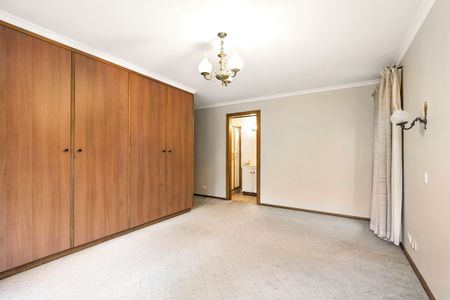 Large Three Bedroom Home with Rumpus - Photo 5