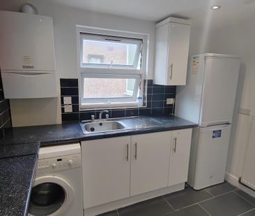 1 bedroom in a flat share to rent - Photo 2