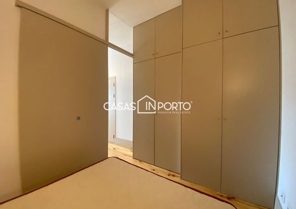 Apartamento T0+1 para arrendamento na Rua Santa Catarina, Porto