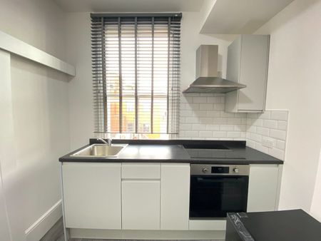 Studio Flat, Wood Lane, W12 - Photo 2