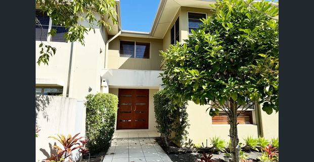 Furnished Park/ Lake view House in Hope Island - Photo 1