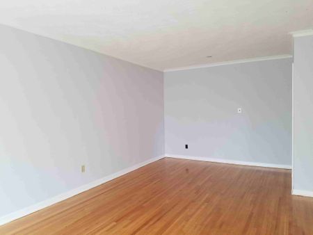 For Lease - 1316 Redbank Crescent, Oakville, Ontario - Photo 2