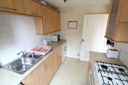 3 bedroom semi-detached house to rent - Photo 4