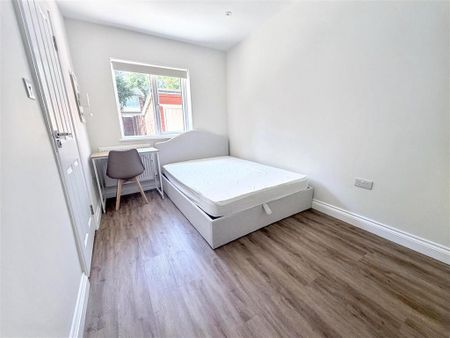 1 bedroom in a house share to rent - Photo 2