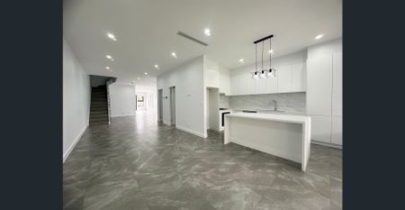 4-5 Bedroom Duplex - Photo 4