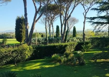 Ardeatina-Divino Amore: Quiet, charming rustic villa, big and well-curated garden, 3 beds, 1 study, 3 baths, living room, kitchen, with terraces , AC and parking space. Ref 2322