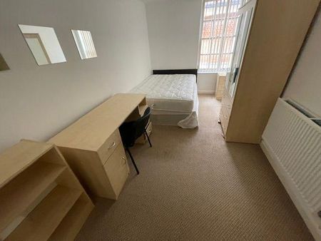 3 bedroom flat to rent - Photo 4