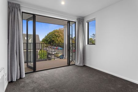 Stylish Riccarton Townhouse in Prime Location with Parking - Photo 3