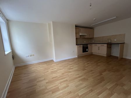 3 bed flat to rent in Old Christchurch Road, Bournemouth, BH1 - Photo 2