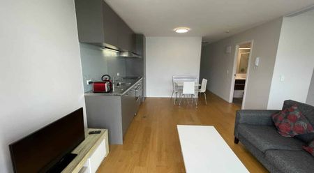 Modern 1 Bedroom Apartment - FURNISHED - Photo 3