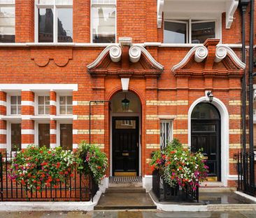 A studio apartment in a classic period building on Egerton Gardens,... - Photo 3