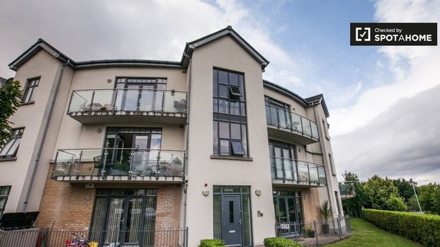 Bright room in 2-bedroom apartment in Bray, Dublin - Photo 1