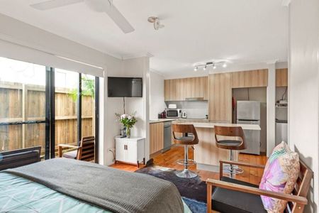 Fully Furnished Renovated Studio Apartment - Photo 5