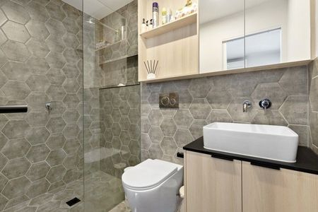 Modern, Spacious & Light Filled Apartment! - Photo 3