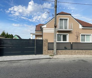 NA PRENÁJOM – KOMPLETNE ZARIADENÝ 4-IZBOVÝ RODINNÝ DOM PO REKONŠTRU... – Fotografia 3