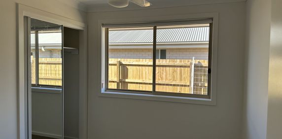 Modern 2-Bedroom Duplex! - Photo 2