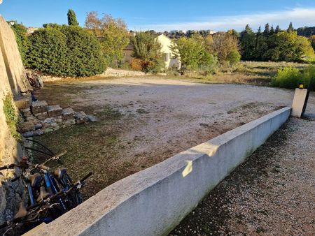 APPARTEMENT T3 EN DUPLEX AVEC COUR ET STATIONNEMENT - Photo 2