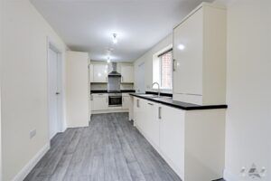 3 BEDROOM House - Semi-Detached - Photo 4